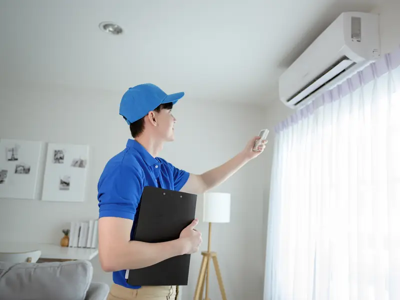 Technicien après l'entretien d'une climatisation à Saint-Raphaël
